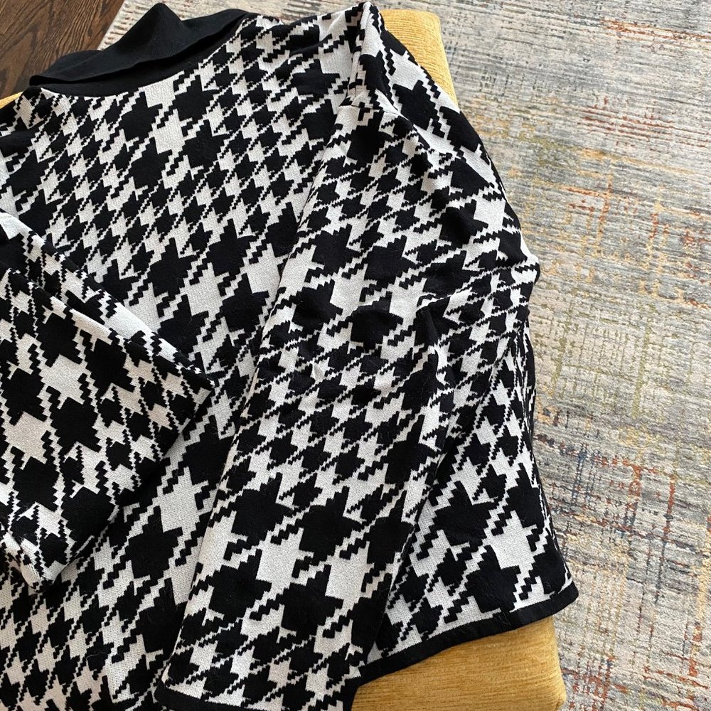 H&M Black and White Loose and Comfy Sweater - Picture 2 of 5